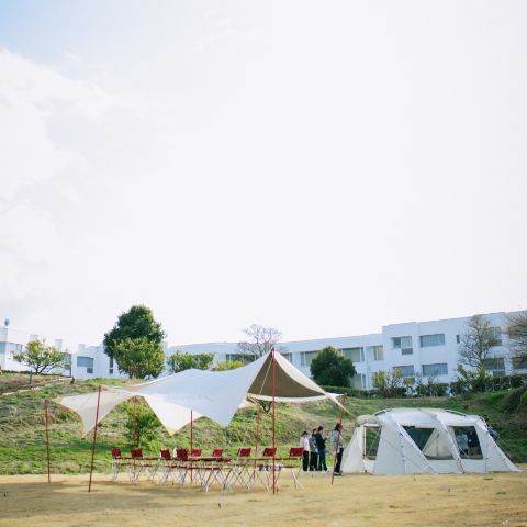 テントなどのキャンプギアを設営している施設